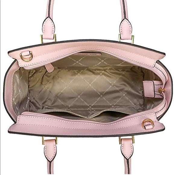 Michael Kors Powder Blush
14" L X 8.5"H X 5"W
5" Handle Drop
Adjustable Strap - Picture 4 of 4